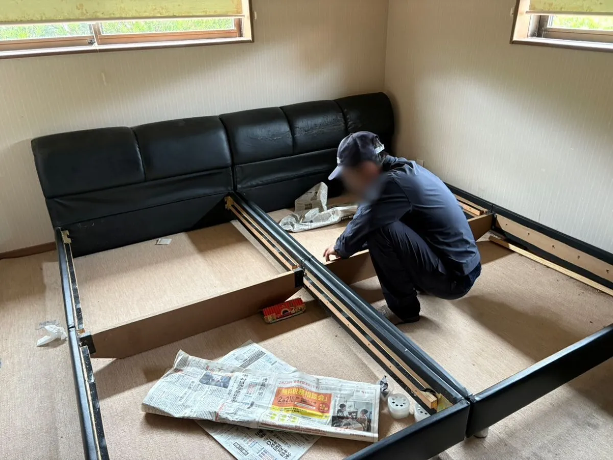 「一戸建てのお庭からベッドを含む家具一式を回収させていただきました」作業写真